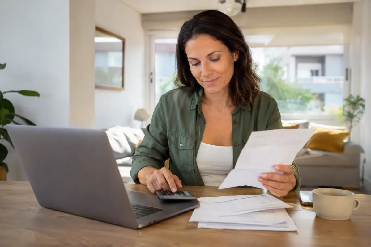 Persona revisando cuentas y boletas