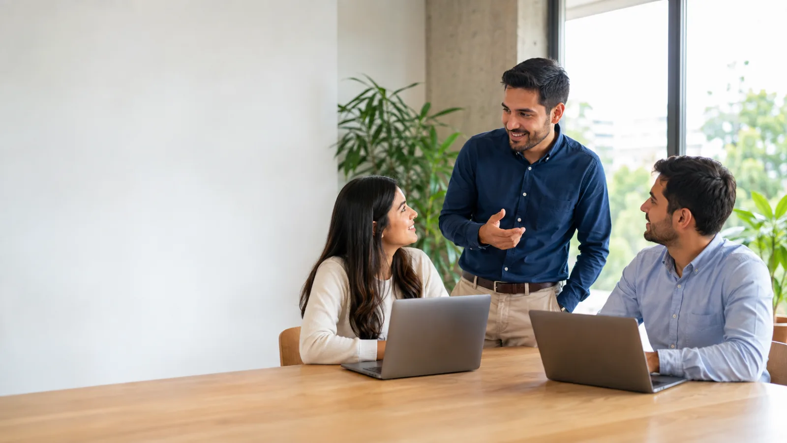 Equipo de trabajo en una oficina conectado a internet de fibra óptica